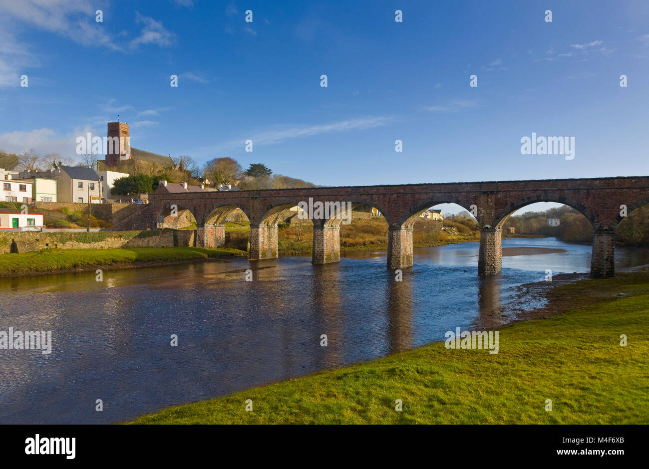 19. Jahrhundert sieben Bogen Eisenbahnbrücke über die schwarze Eiche/Newport Fluss, Newoport, County Mayo, Irland Stockfoto