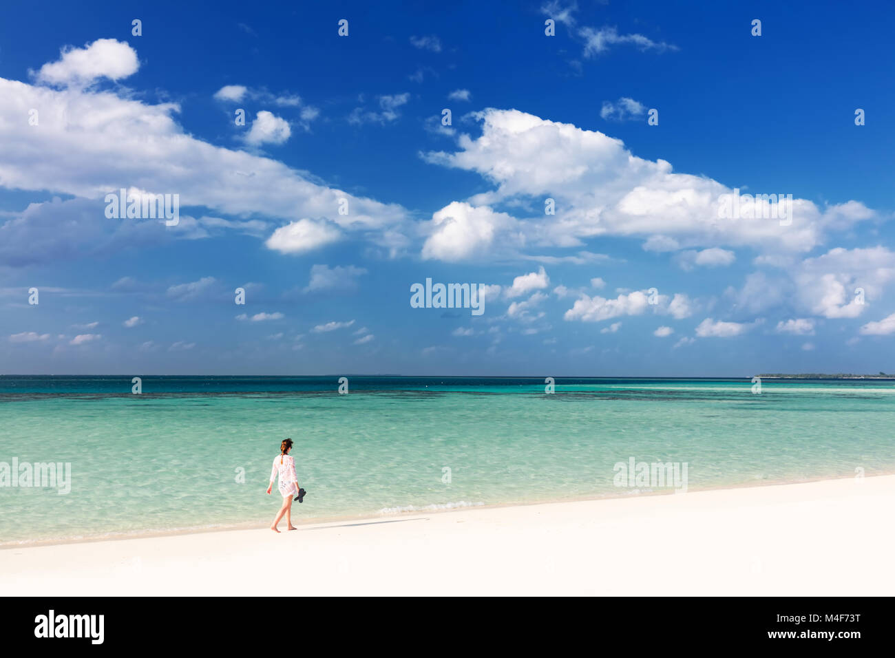Frau Wandern am tropischen Strand in Malediven Stockfoto