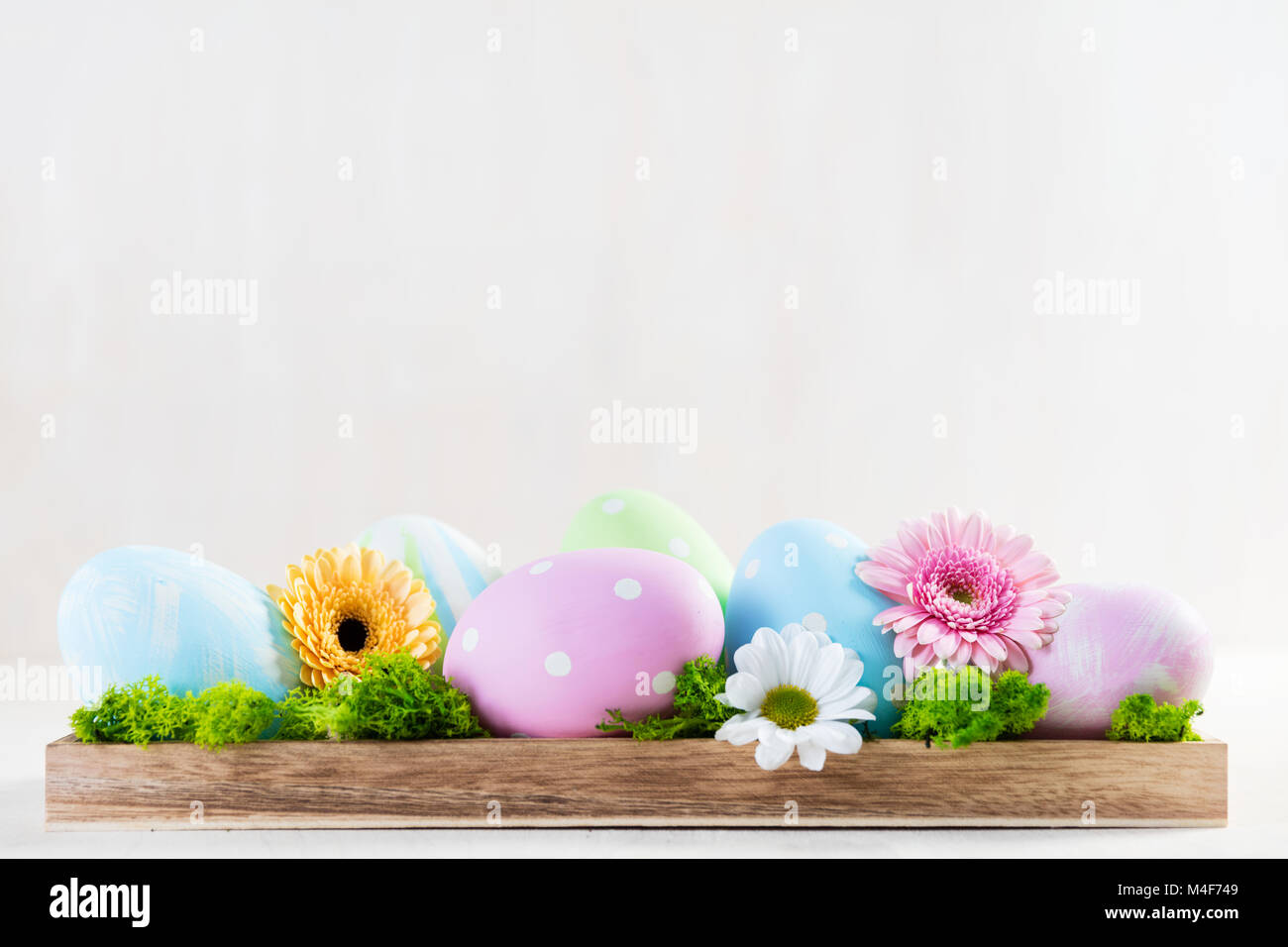 Ostern Dekoration - Eier und Blumen auf einem Holz Stockfoto