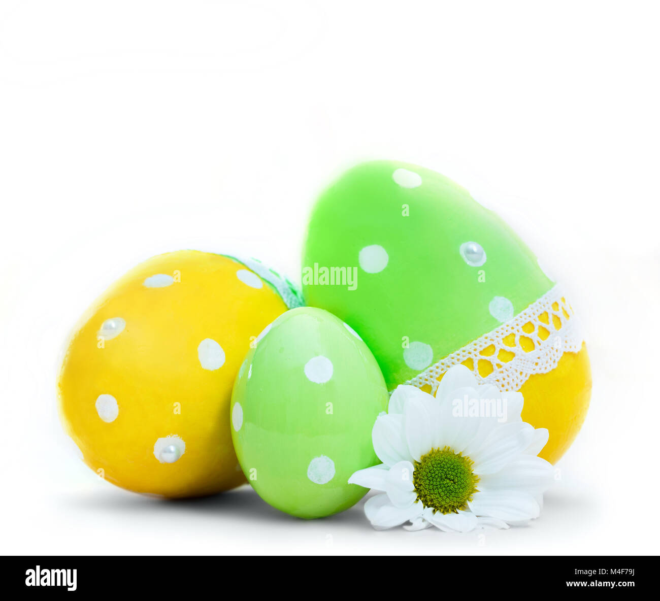 Ostern und Frühling Blumen Dekoration auf Weiß Stockfoto