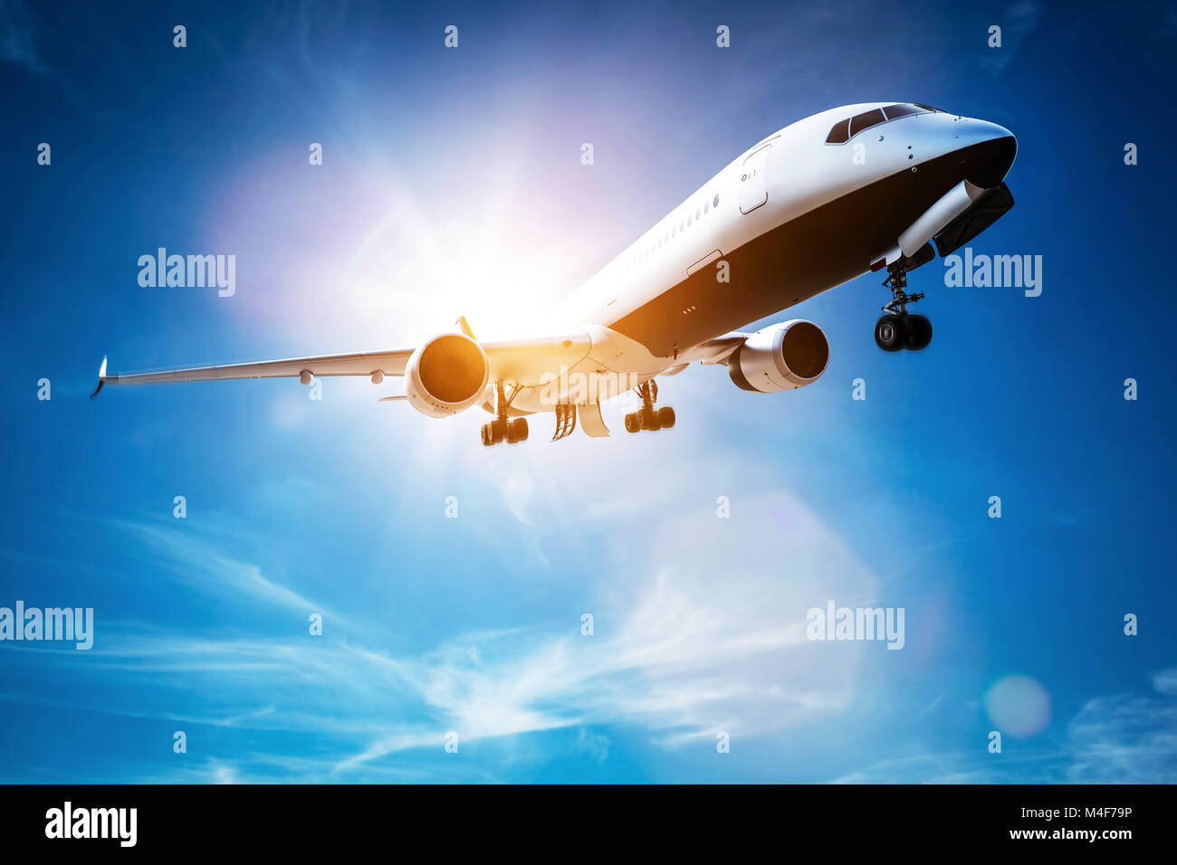 Passagierflugzeug ab, sonnigen blauen Himmel. Stockfoto