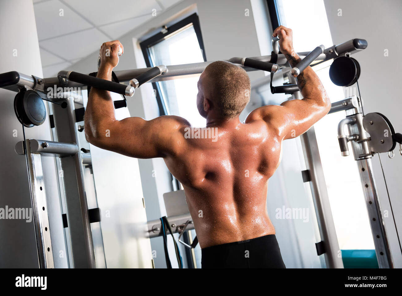 Muskulöse starken Mann an einer Turnhalle. Stockfoto