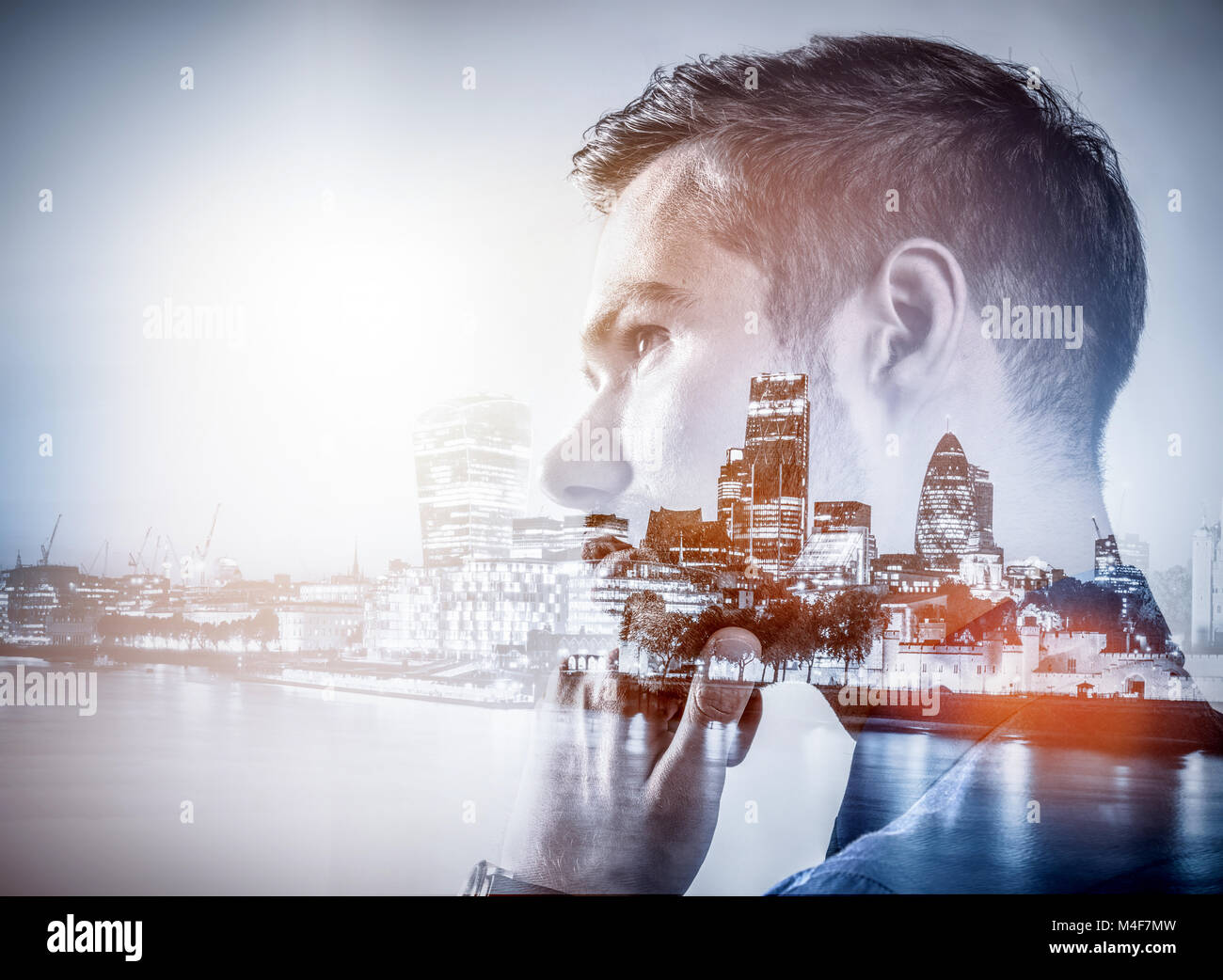 Junge Unternehmer denken. Double Exposure Stadt Hintergrund. Stockfoto