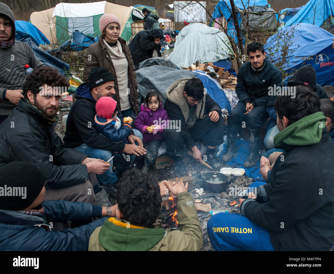 Grande-Synthe, Nordfrankreich. 31. Januar 2016. Die grande-synthe Flüchtlingslager in der Nähe der Hafen von Dünkirchen in Frankreich. Im Lager Bedingungen sind grimmig durch Schlamm und ein Mangel an grundlegenden Annehmlichkeiten. Familien leben in Zelten und getränkt um kleine Brände für grundlegende Wärme drängeln. Stockfoto