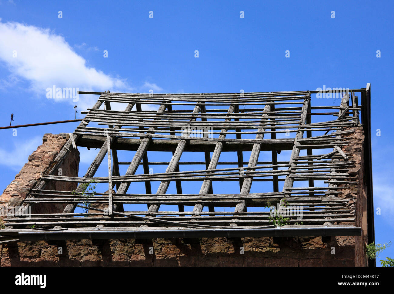 Holz Dach beschädigt Stockfoto