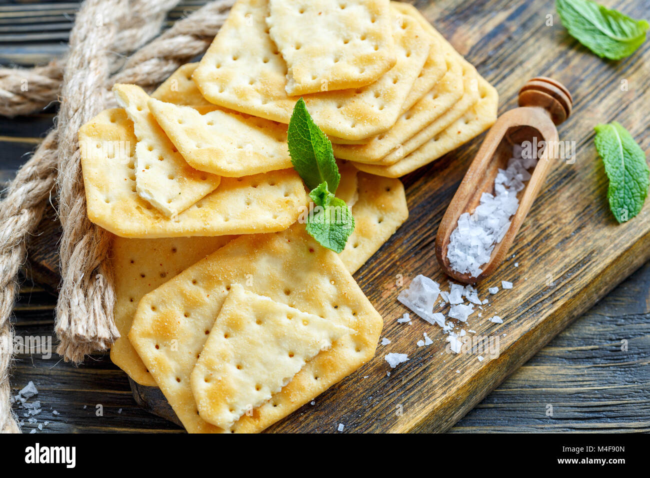 Knusprige Cracker und Schaufel mit Meersalz. Stockfoto