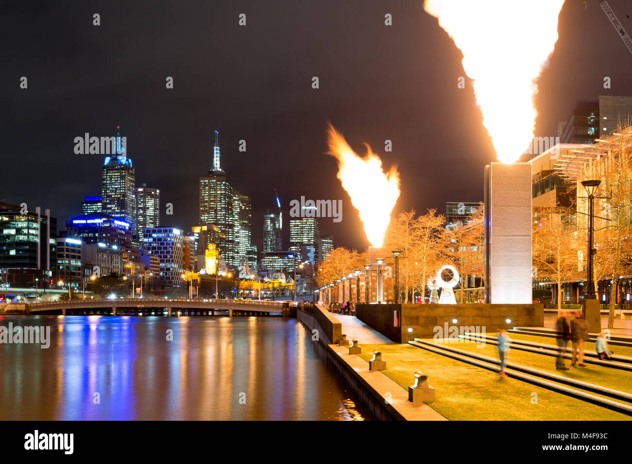 Durch den Fluss Yarra in Melbourne bei Nacht Stockfoto