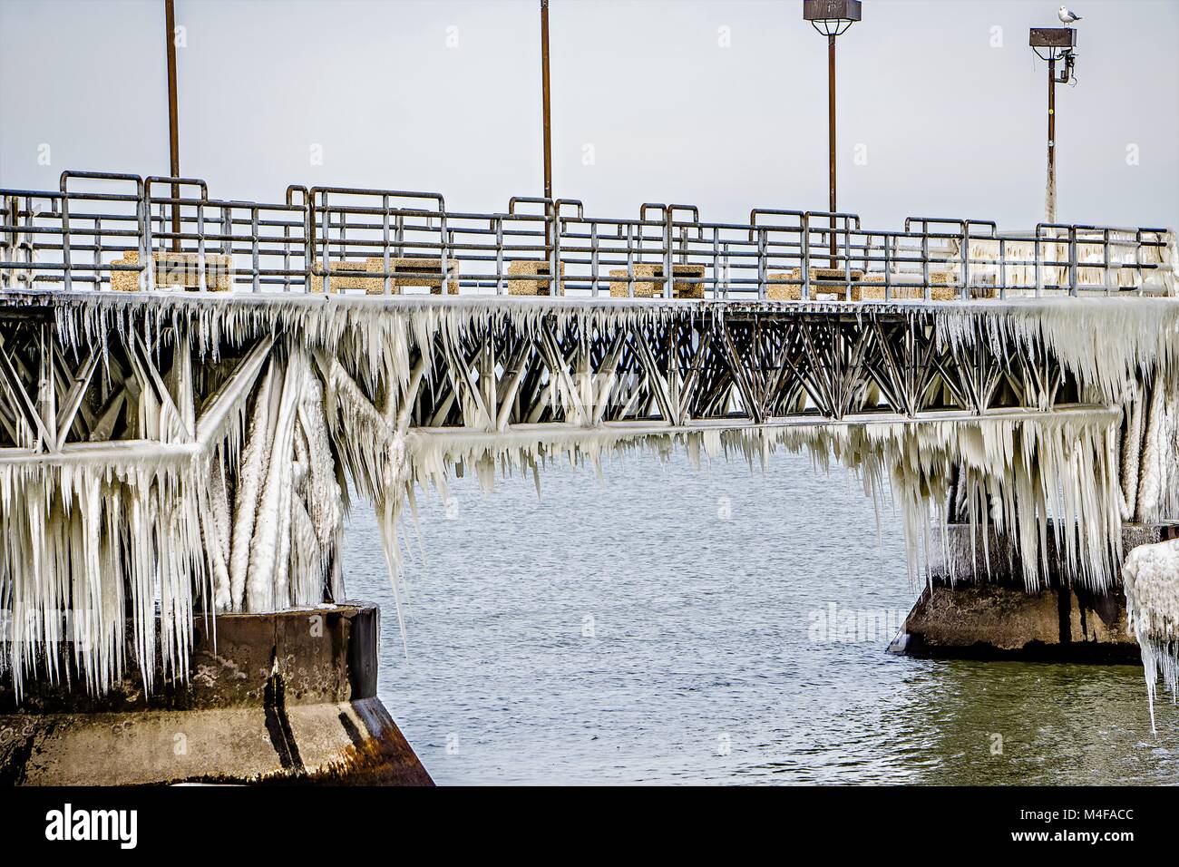 Gefrorene Pier am Erie See in Cleveland, Ohio Stockfoto