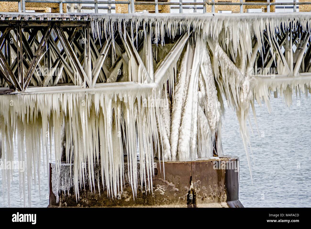 In eis See Pier am Erie See eingefroren Stockfoto