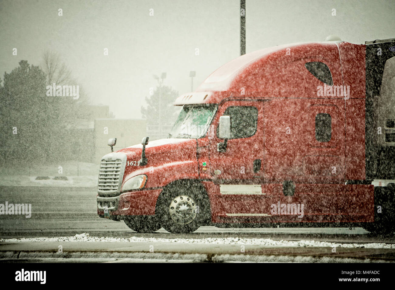 Semi Truck hauler Fahren durch Blizzard Schnee Wetter Stockfoto