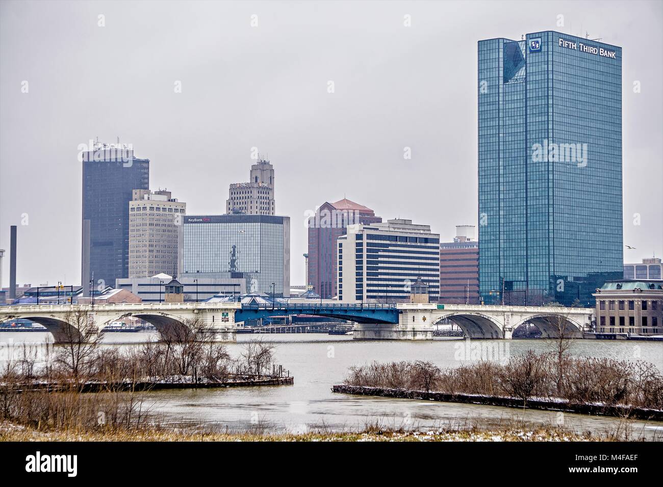 Toledo Ohio City Skyline und Brücken in der Innenstadt herum Stockfoto