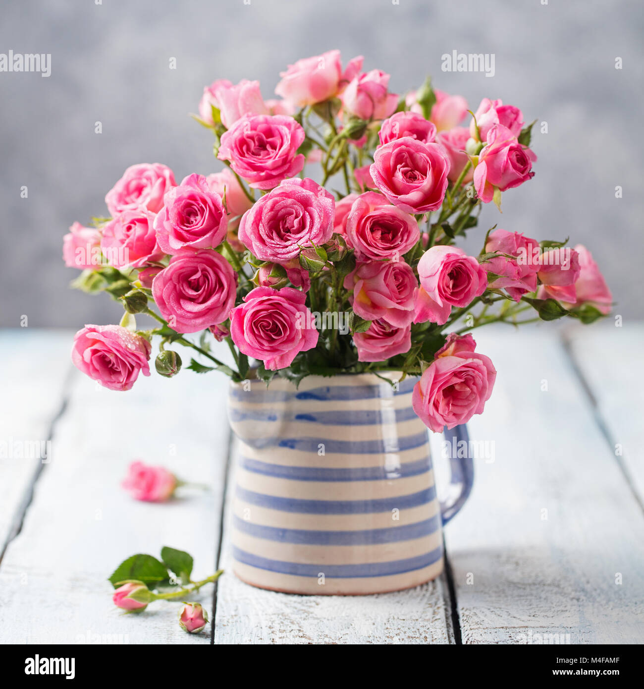 Rosa Blüten in der Vase. Wunderschönes romantisches Bouquet Stockfoto