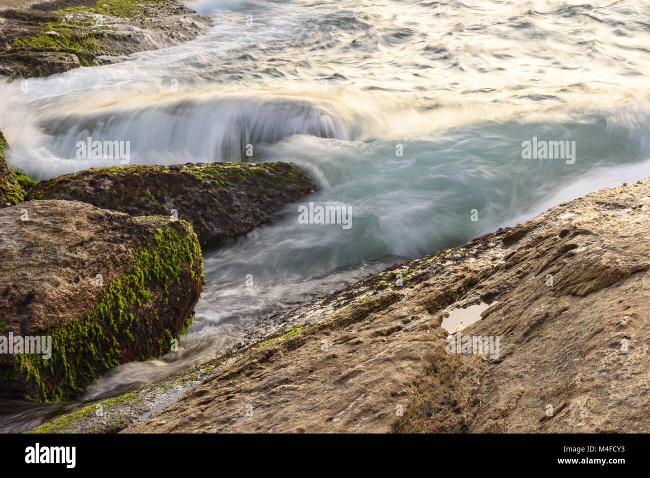 Wasser tropft zwischen Felsen Stockfoto