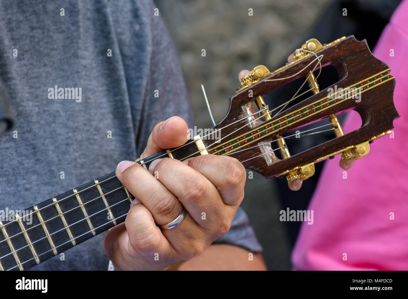 Kleine Gitarre mit vier Saiten Stockfoto