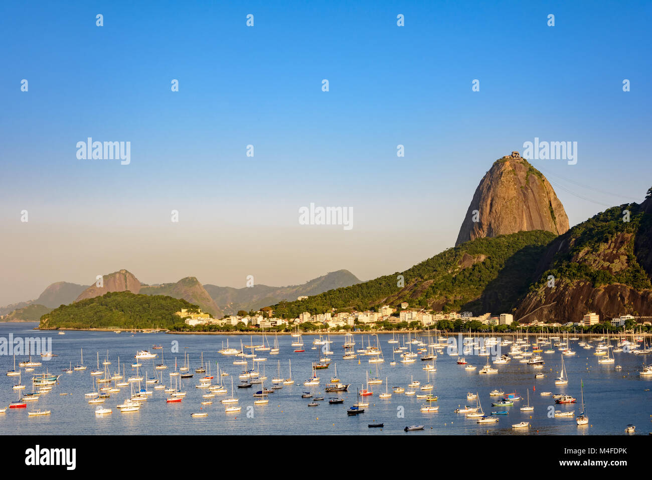 Zuckerhut Hill und Guanabara Bucht mit Booten Stockfoto