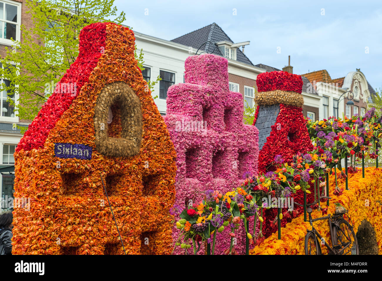 Statue aus Tulpen auf Blumen Parade in Haarlem, Niederlande Stockfoto