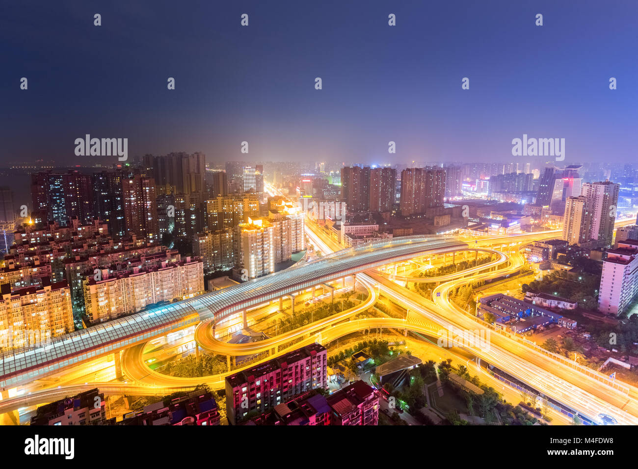 Wuhan Überführung bei Nacht Stockfoto