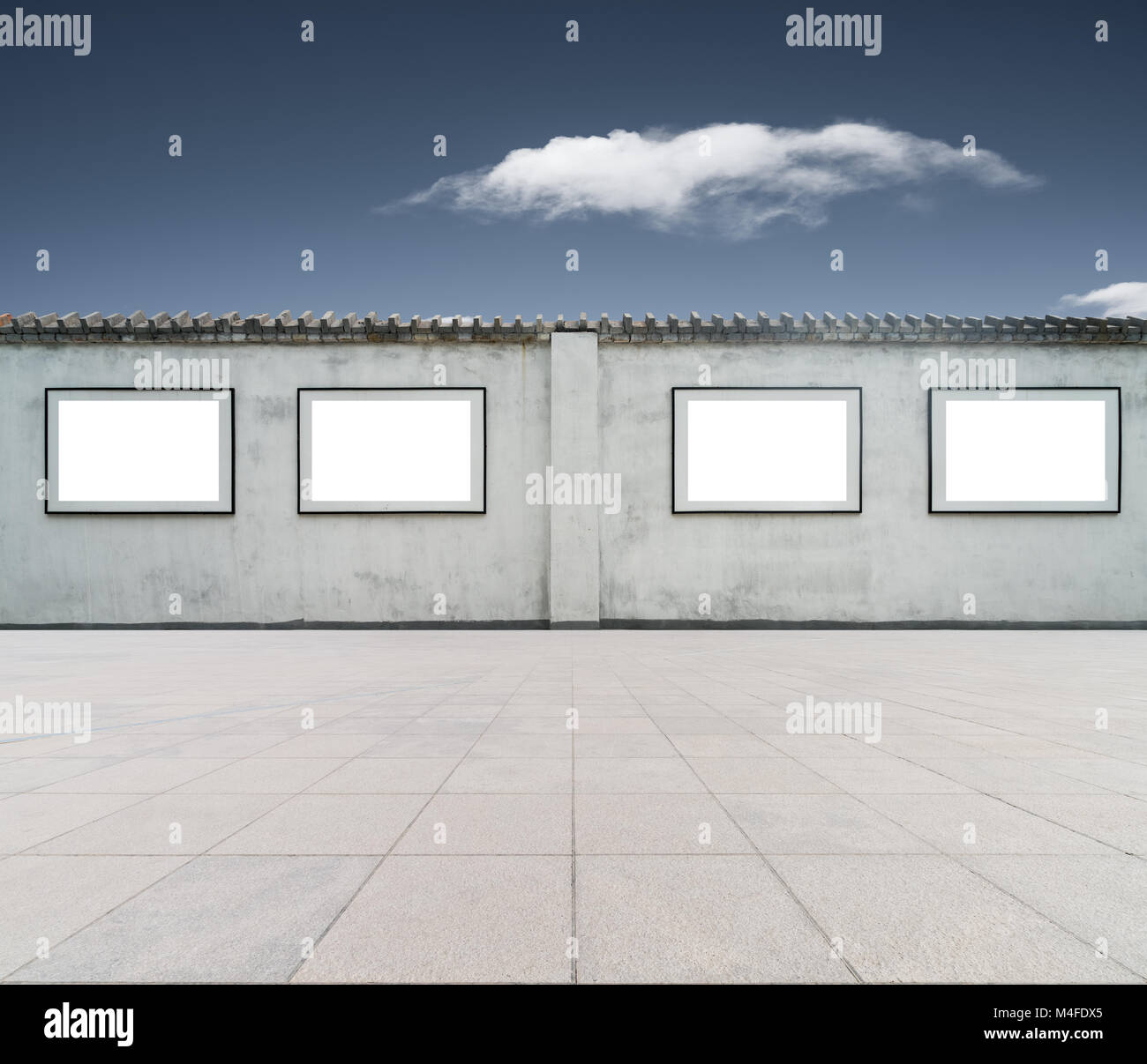 Leere Rahmen auf der Wand mit blauer Himmel Stockfoto