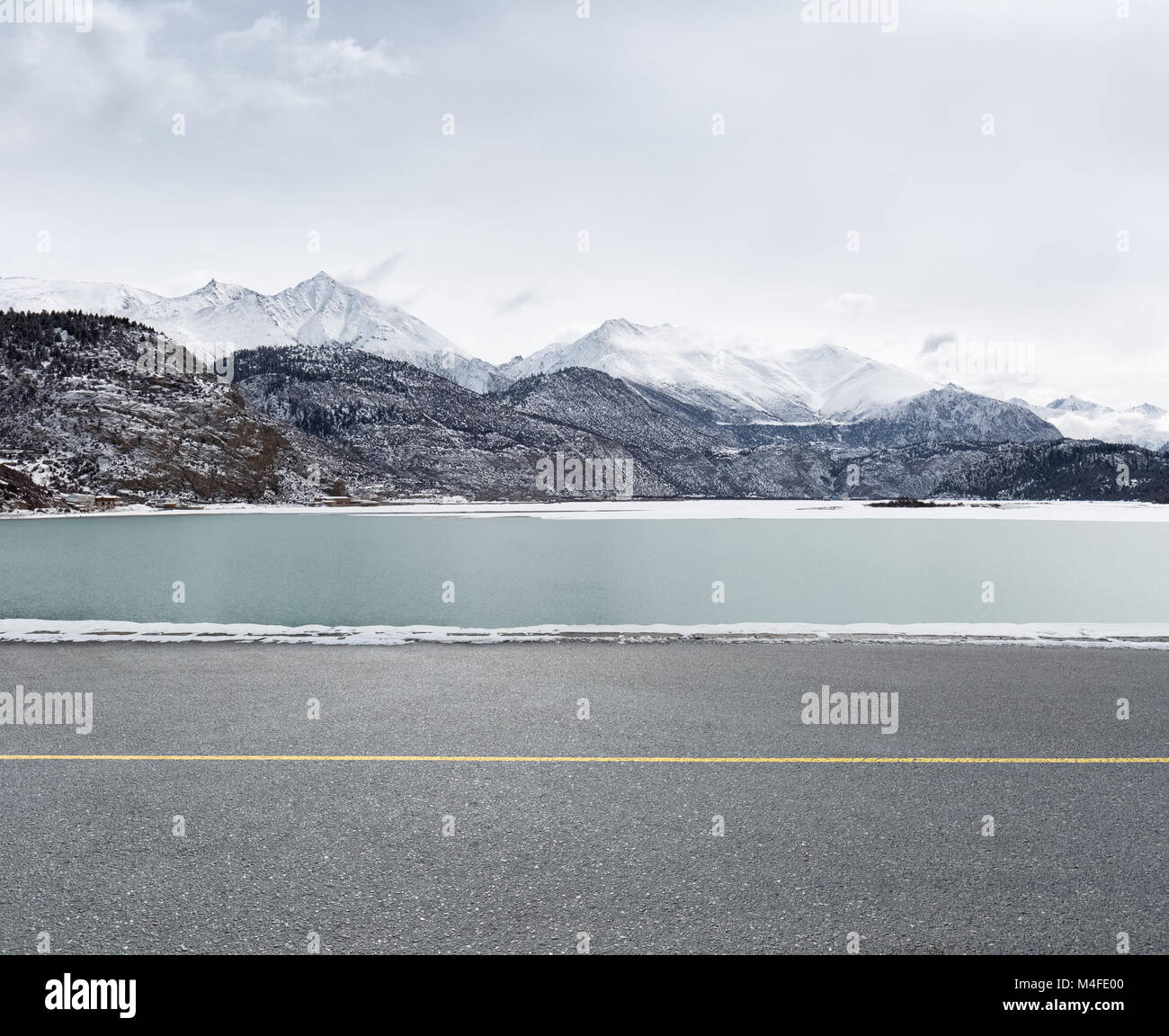 Asphalt und Schnee See Stockfoto