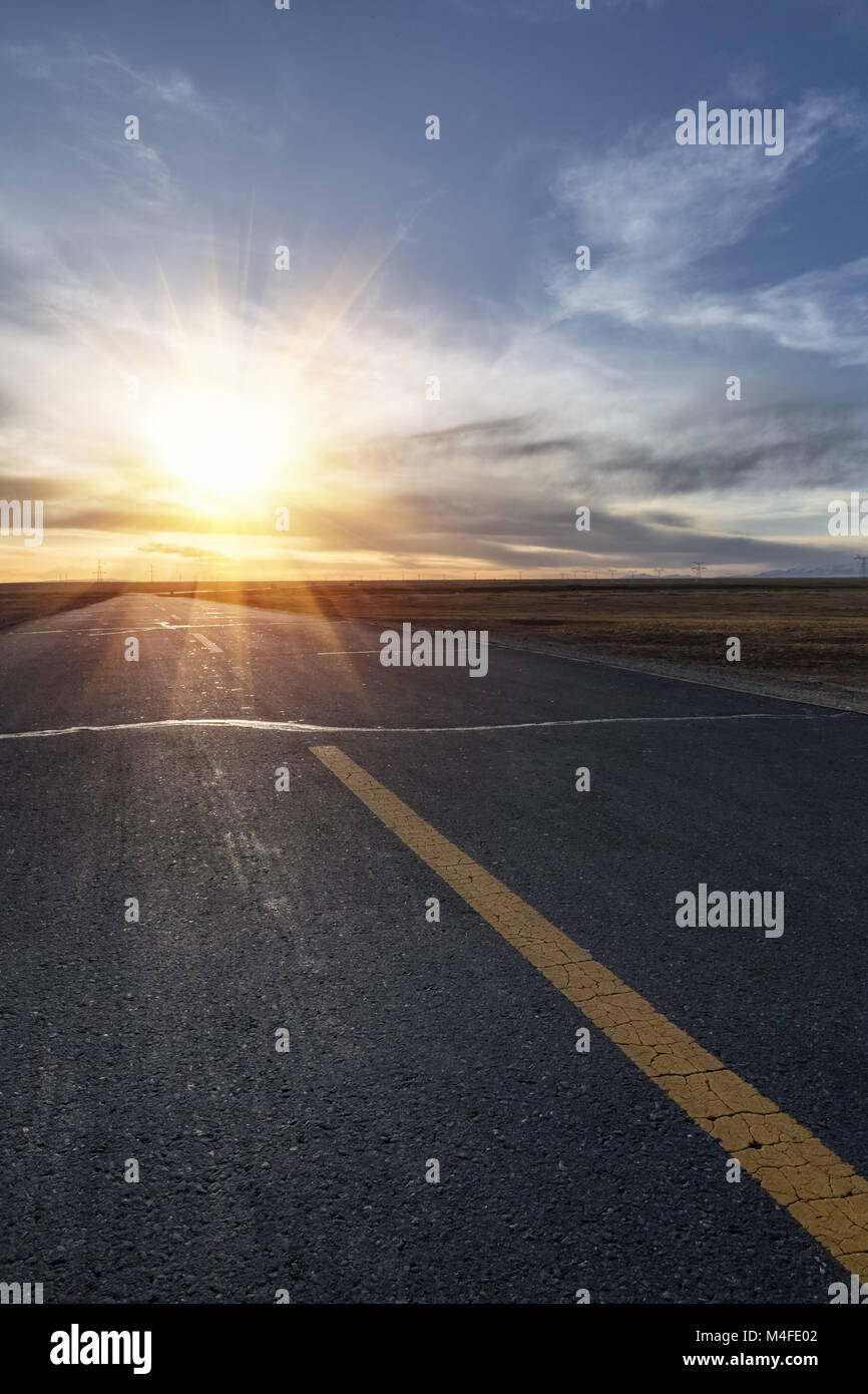 Straße im Sonnenuntergang Stockfoto