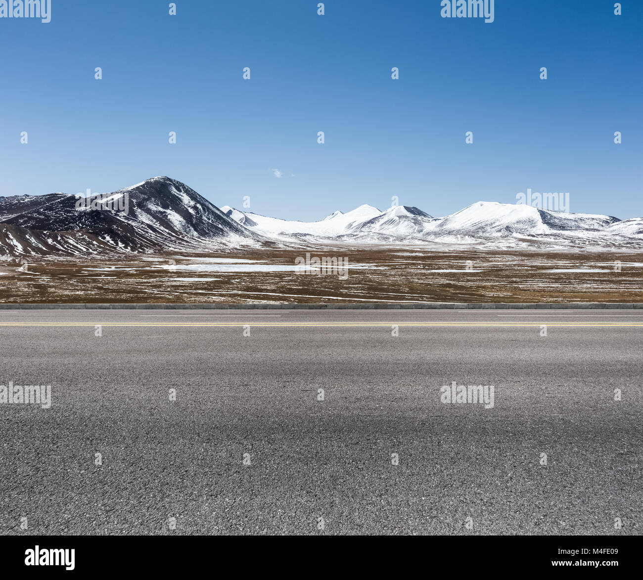 Leere Straße auf Schnee Bereich Plateau Stockfoto