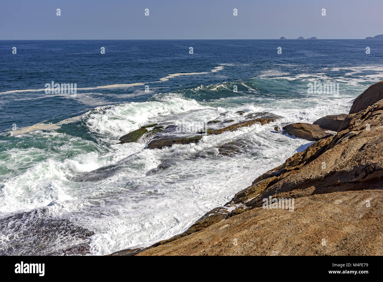 Meerwasser über Steine Stockfoto