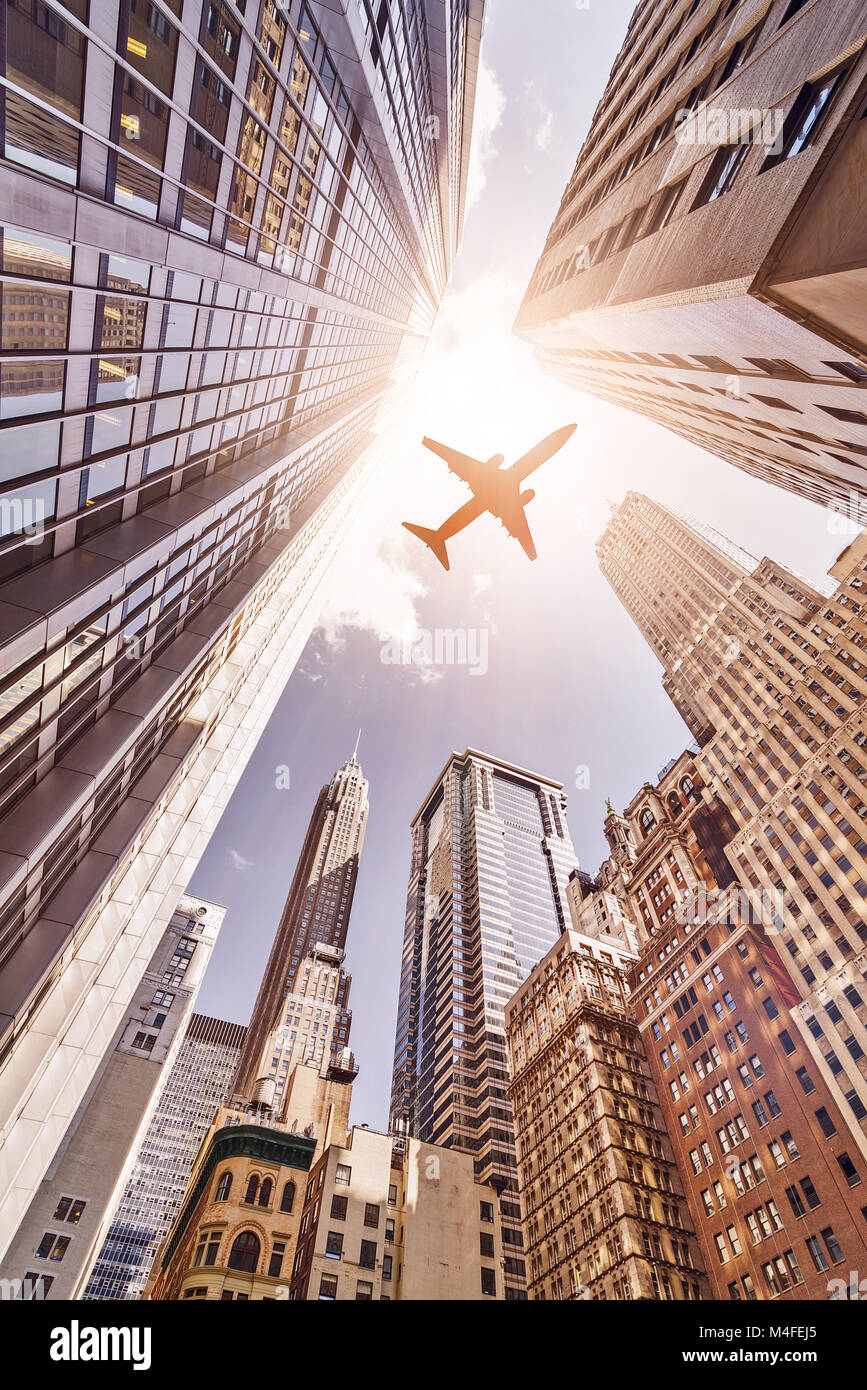 Flugzeug über skyskrapers Stockfoto