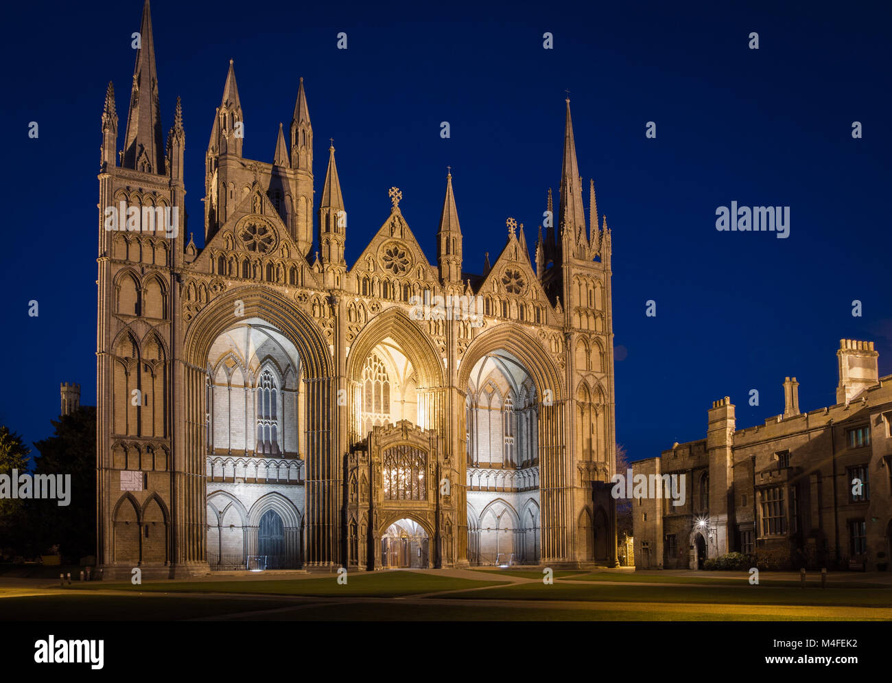PETERBOROUGH, Großbritannien, - Februar 12., 2018. Peterborough Kathedrale ist ein Beispiel für die historische Architektur im Stadtzentrum von Peterborough, Großbritannien und gezeigt Stockfoto