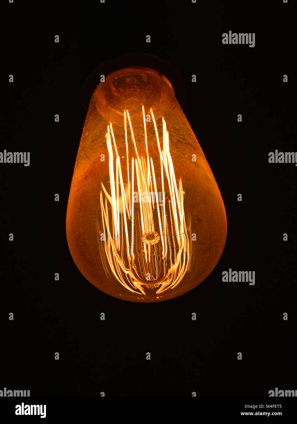 Nahaufnahme einer modernen Design Glühbirne über dunklen schwarzen Hintergrund, Low Angle View Stockfoto