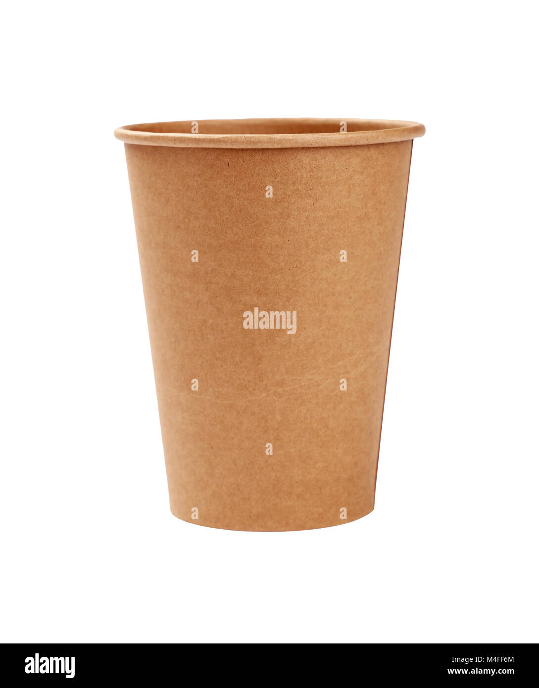 Schließen Sie sich einer großen Leere braunes Papier Pergament Kaffeetasse auf weißem Hintergrund zu gehen, Low Angle Seitenansicht Stockfoto