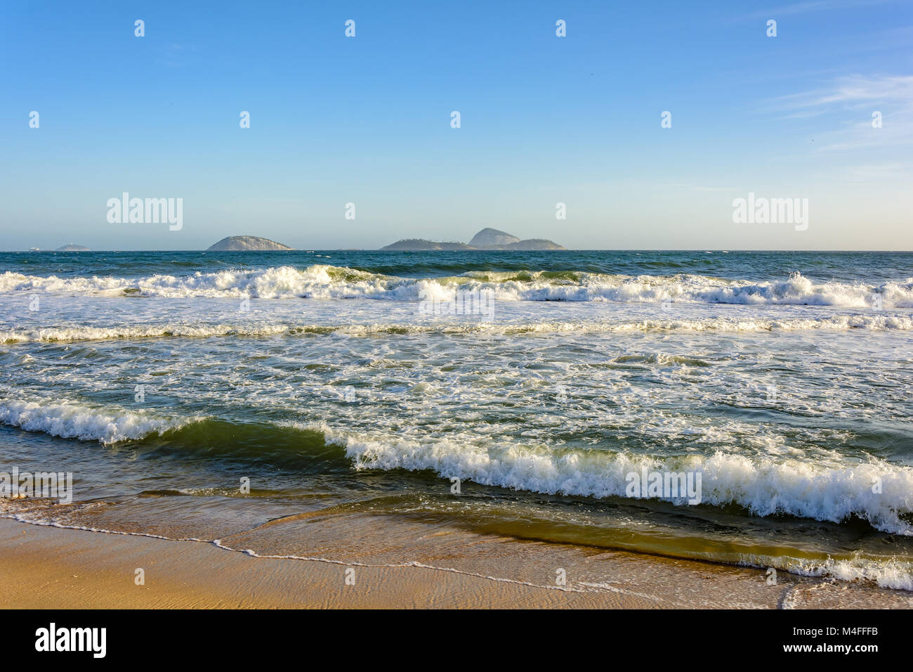 Wellen, Sand und Himmel Stockfoto