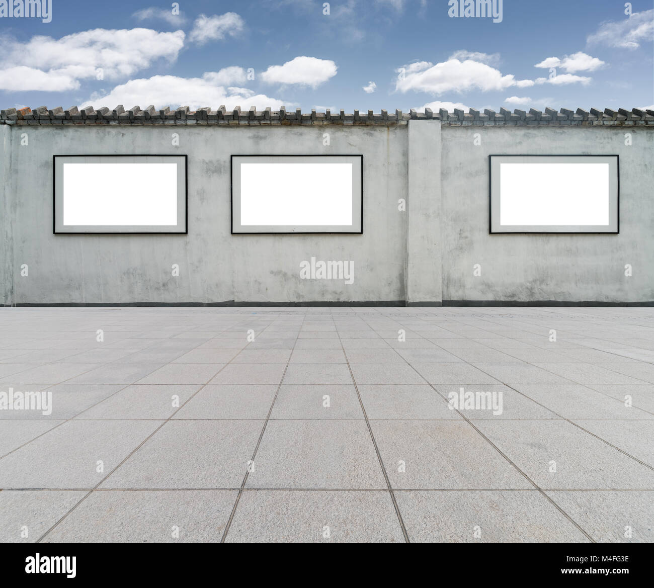 Leere Rahmen auf der Wand mit blauer Himmel Stockfoto