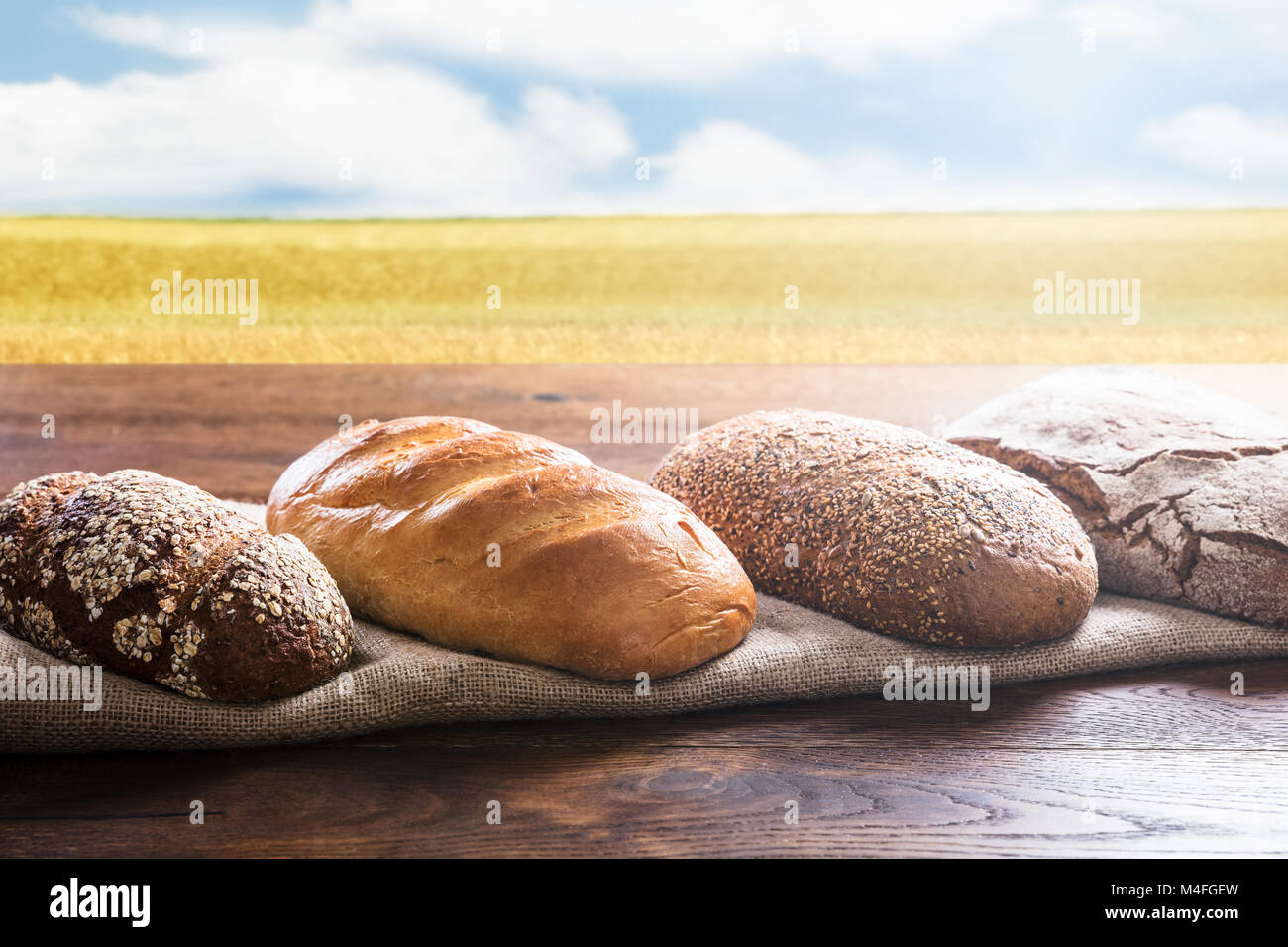 Nahaufnahme einer Vielzahl von frisch gebackenem Brot auf hölzernen Schreibtisch Stockfoto