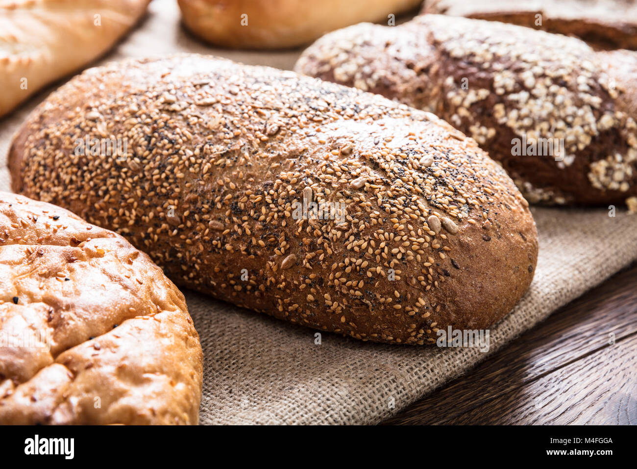 Nahaufnahme einer Vielzahl von frisch gebackenem Brot auf hölzernen Schreibtisch Stockfoto