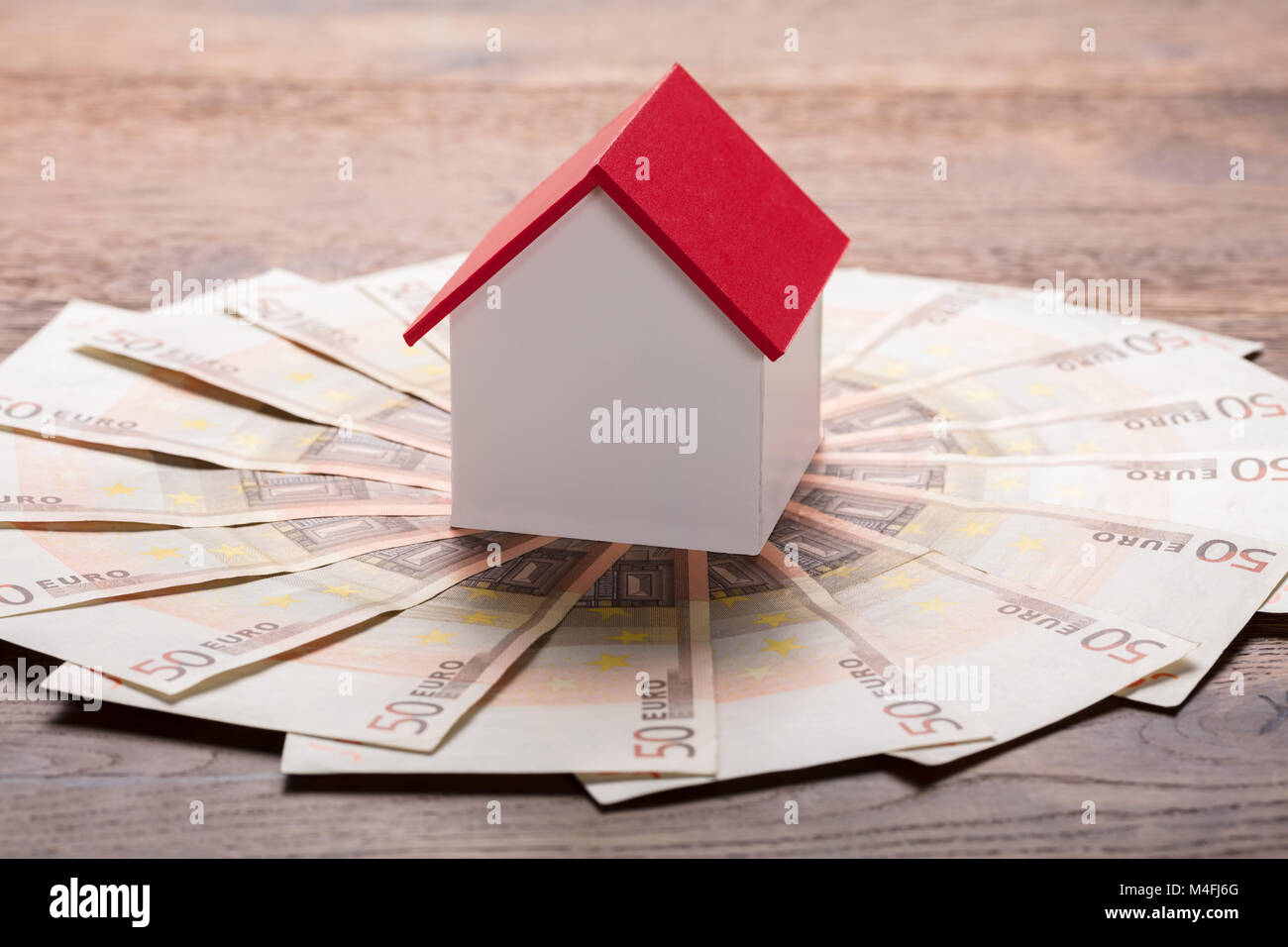 Hohe Betrachtungswinkel eines Modells Haus auf Euro-banknoten Stockfoto