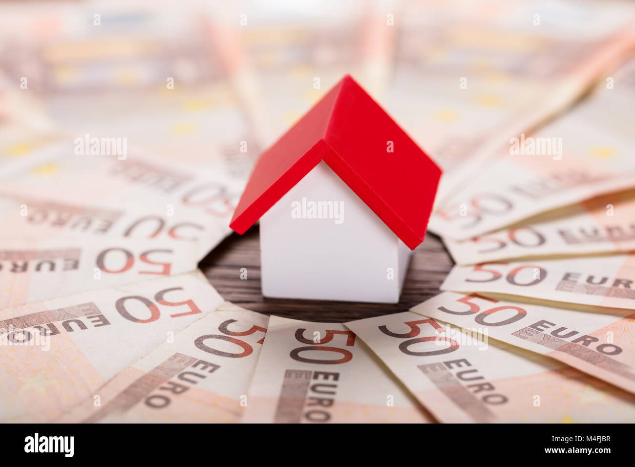 Hohe Betrachtungswinkel eines Modells Haus auf Euro-banknoten Stockfoto