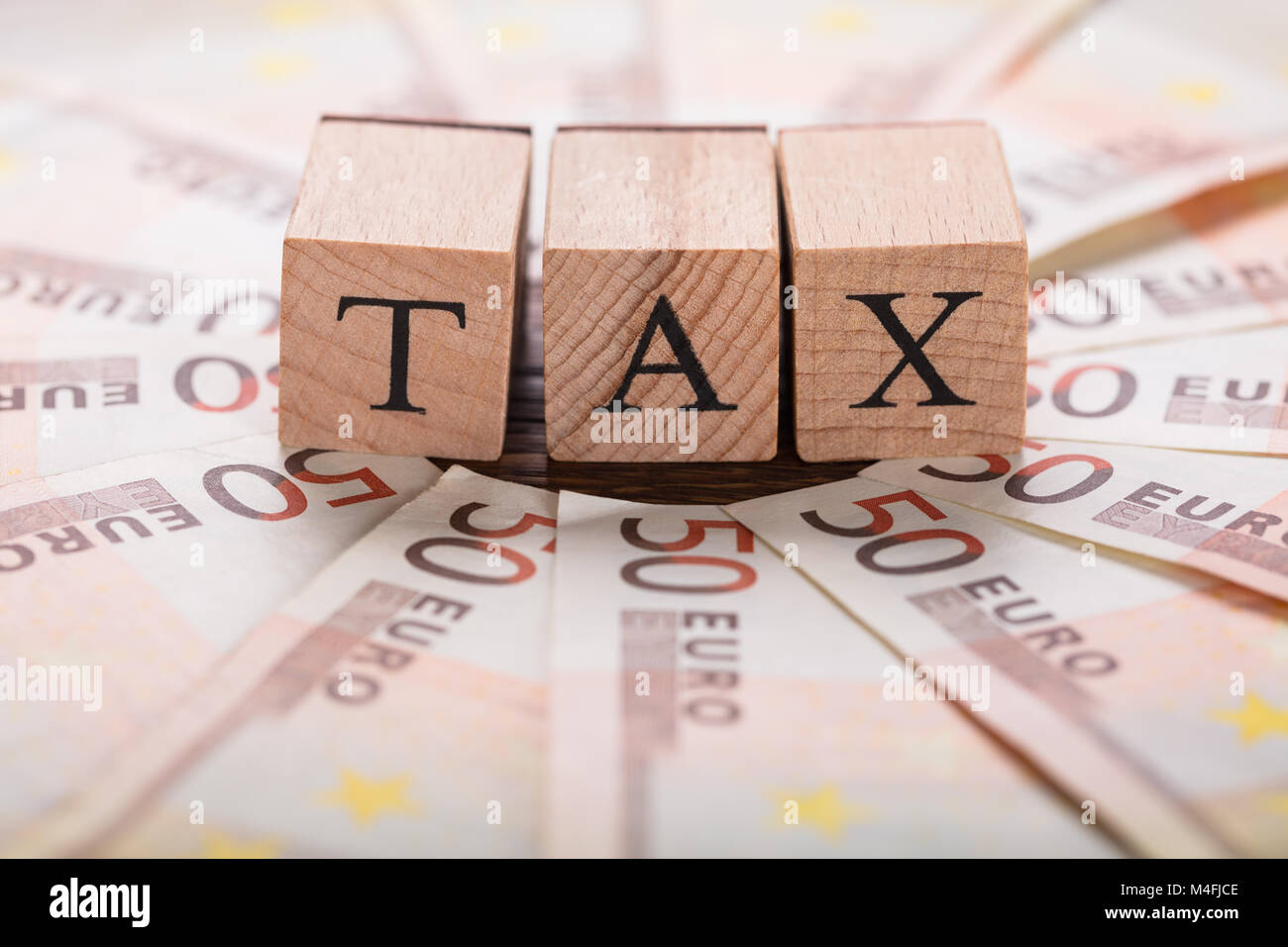 Steuerkonzept mit Euro-banknoten auf hölzernen Schreibtisch Stockfoto