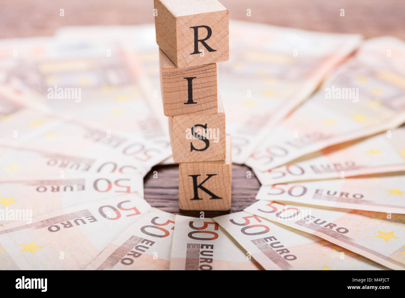 Risiko Konzept mit Euro Hinweis auf hölzernen Schreibtisch Stockfoto