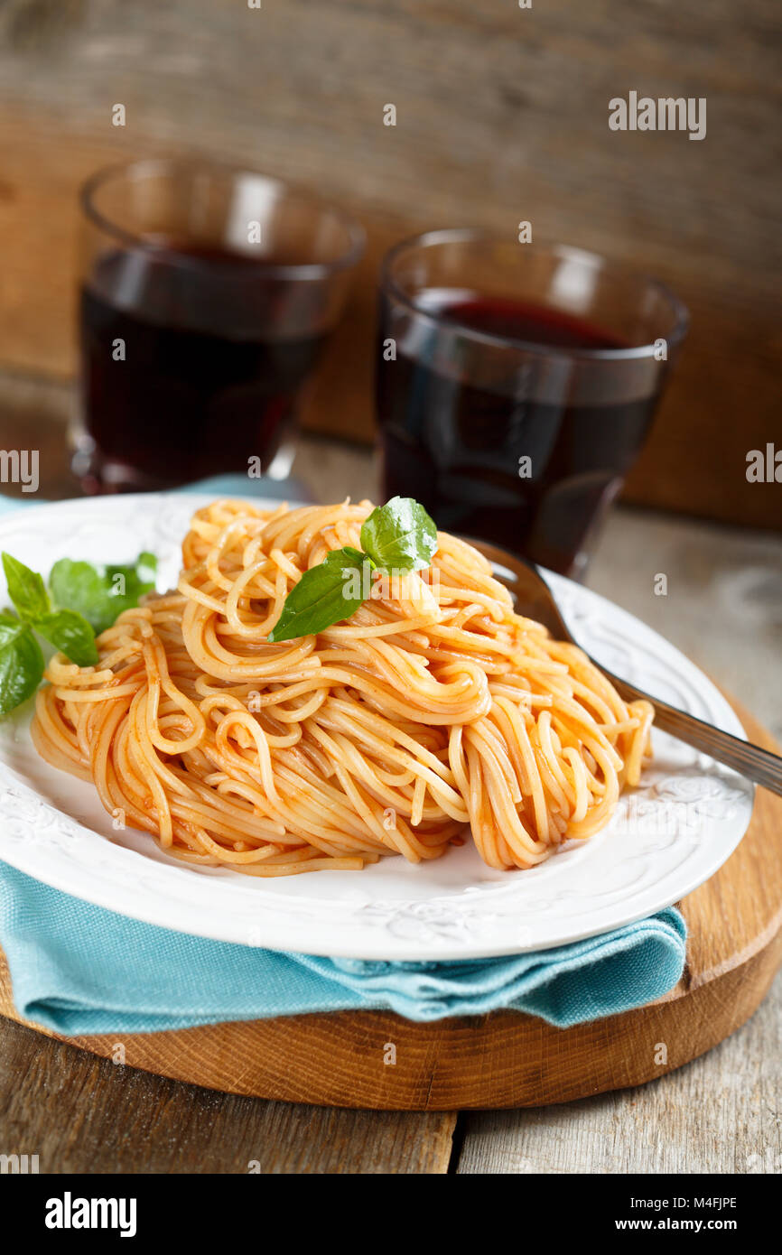 Spaghetti mit frischem Basilikum und Tomatensauce. Stockfoto