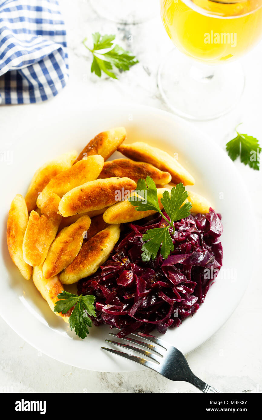 Hausgemachten Rotkohl Eintopf mit Kartoffelklößen Stockfoto