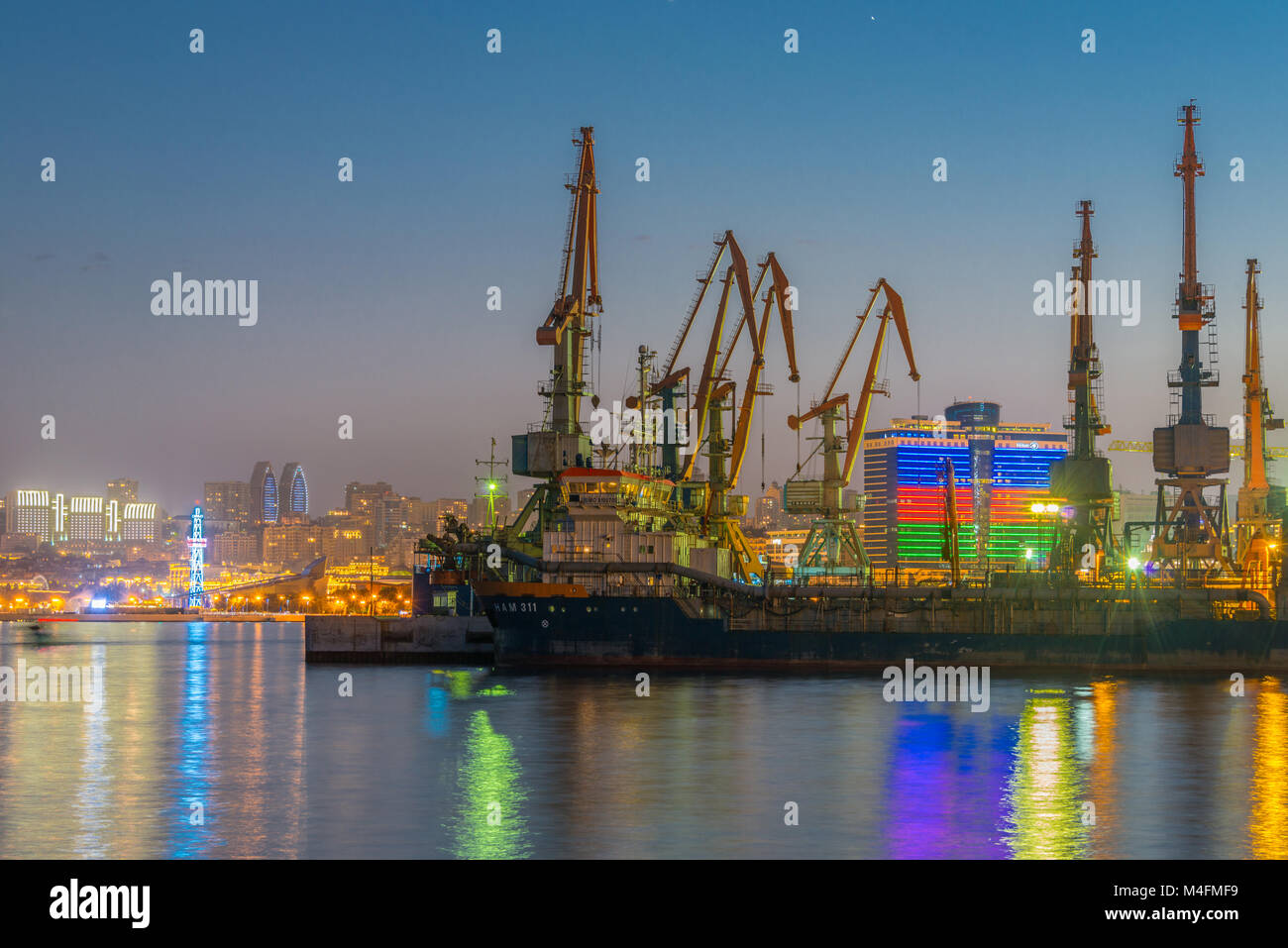 Nachtansicht der Seehafen in Baku Aserbaidschan Stockfoto