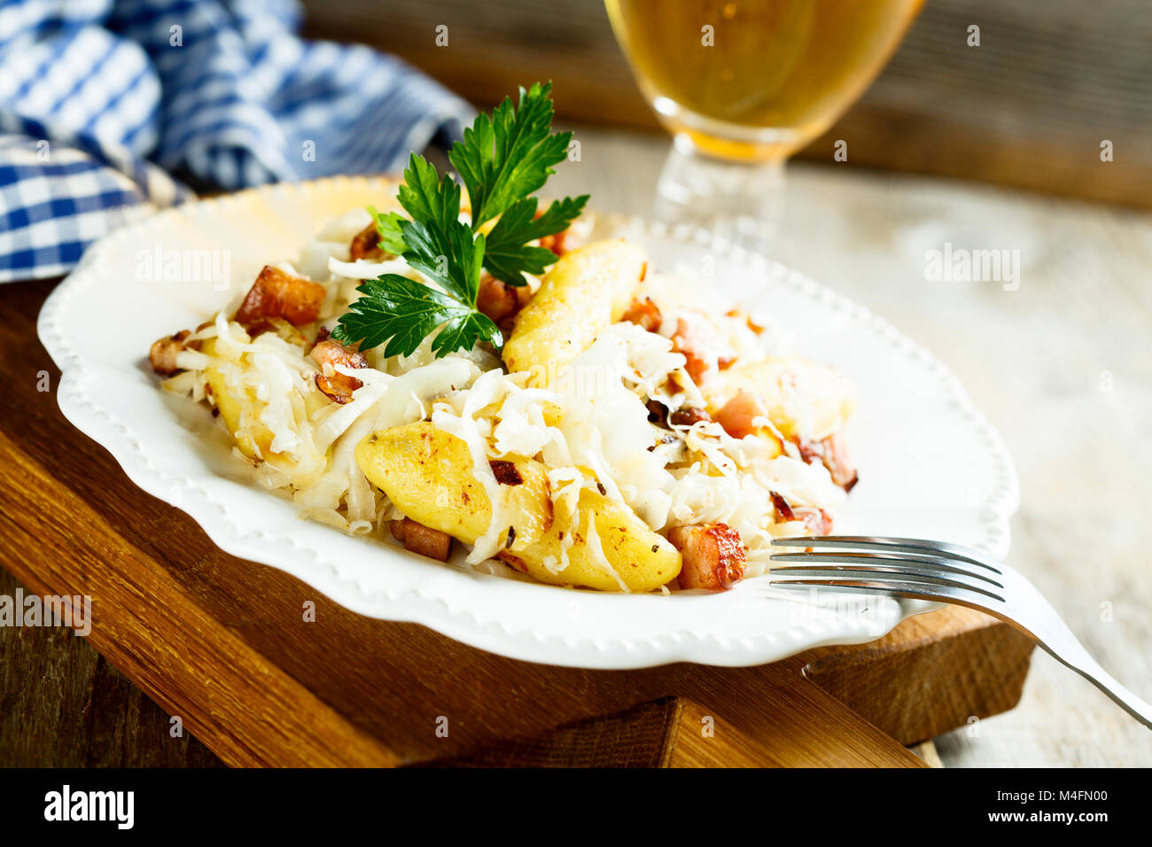 Hausgemachten Sauerkraut, Speck und Knödel Eintopf Stockfoto