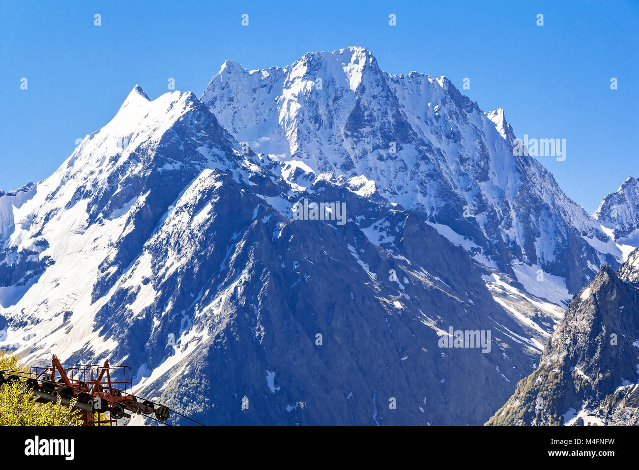 Blaue Landschaft mit Russischen Kaukasus Rockies Stockfoto