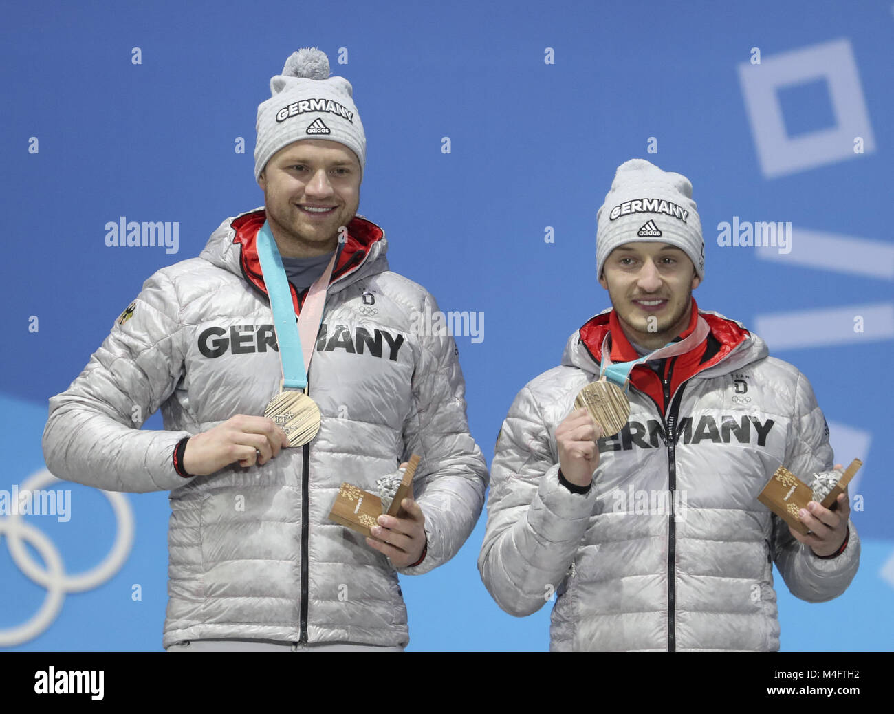 Pyeongchang, Südkorea. 16 Feb, 2018. Third-Placed Toni Eggert (L) und Sascha Benecken aus Deutschland posieren für Fotos während der siegerehrung der Herren Doppel bei Rodeln in 2018 PyeongChang Winter-olympischen Spiele auf der Medal Plaza, Pyeongchang, Südkorea, Jan. 16, 2018. Credit: Bai Xufei/Xinhua/Alamy leben Nachrichten Stockfoto