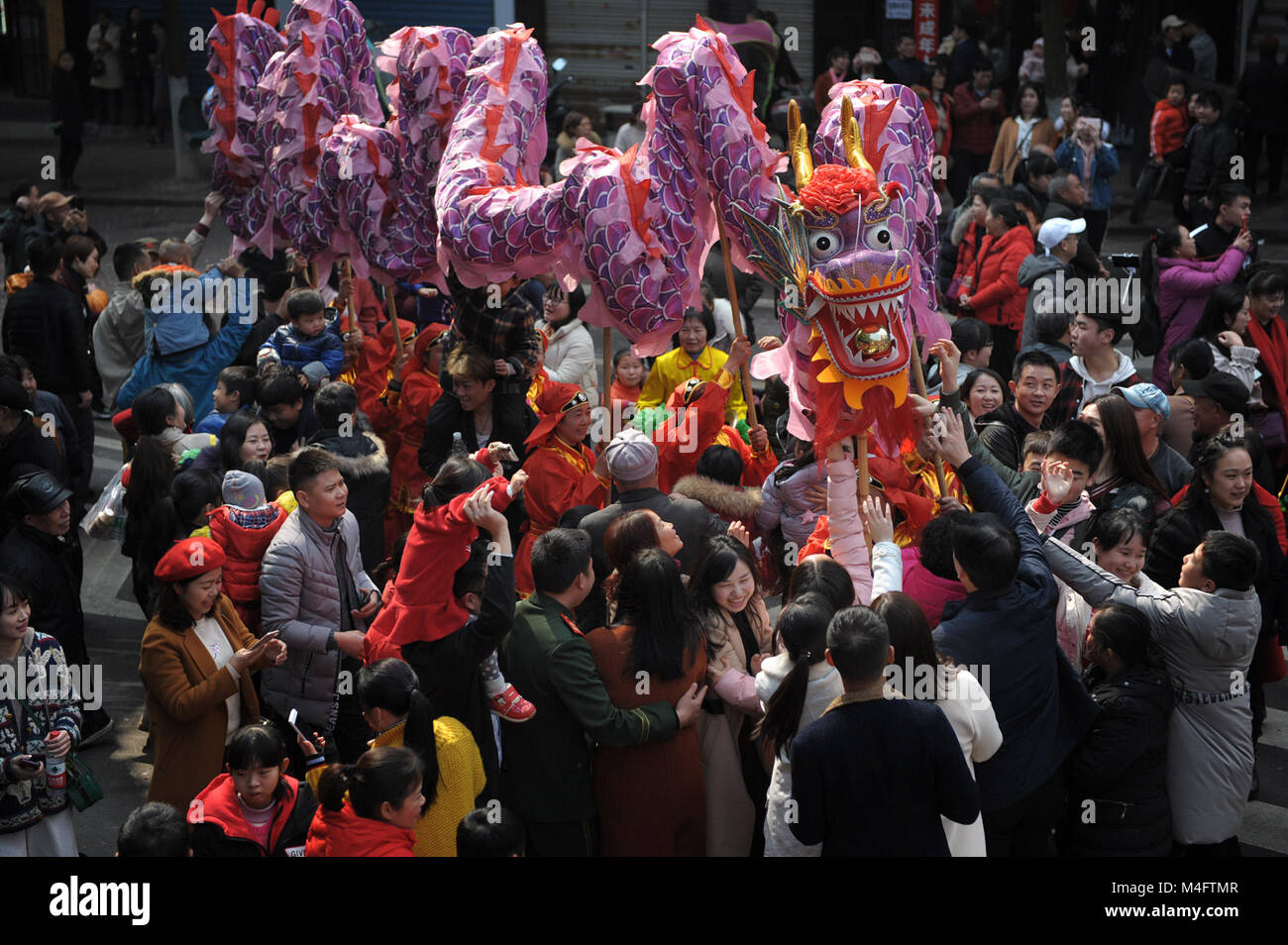 Huaihua, Hunan Provinz Chinas. 16 Feb, 2018. Menschen beten für gute Vermögen durch Berühren tanzen - Dragon während einer Feier der Frühlingsfest in der zentralen Stadt Huaihua, China Provinz Hunan, Jan. 16, 2018. Credit: Yin Zhong/Xinhua/Alamy leben Nachrichten Stockfoto