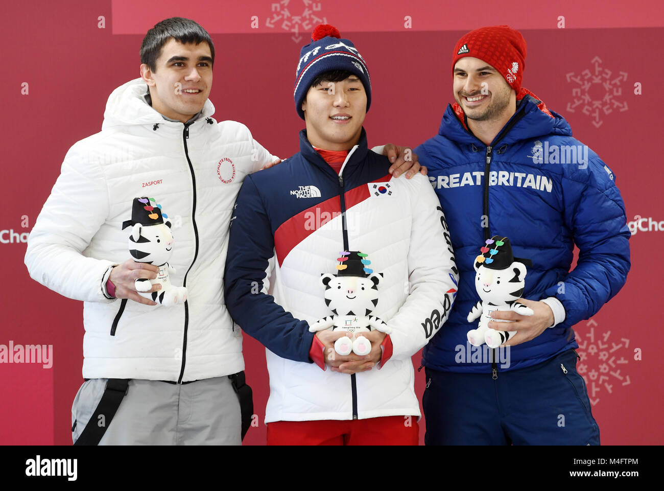 Pyeongchang, Südkorea. 16 Feb, 2018. Sieger Yun Sung Bin (C) aus Südkorea, auf den Zweit- plazierten Nikita Tregubov (L) aus dem Team "olympischen Athleten aus Russland (OAR)" und dem Drittplatzierten Dom Parsons (R) aus dem Vereinigten Königreich im Rahmen der Preisverleihung der Männer Skelett Ereignis in der alpensia Sliding Center in Pyeongchang, Südkorea, 16. Februar 2018. Quelle: Tobias Hase/dpa/Alamy leben Nachrichten Stockfoto