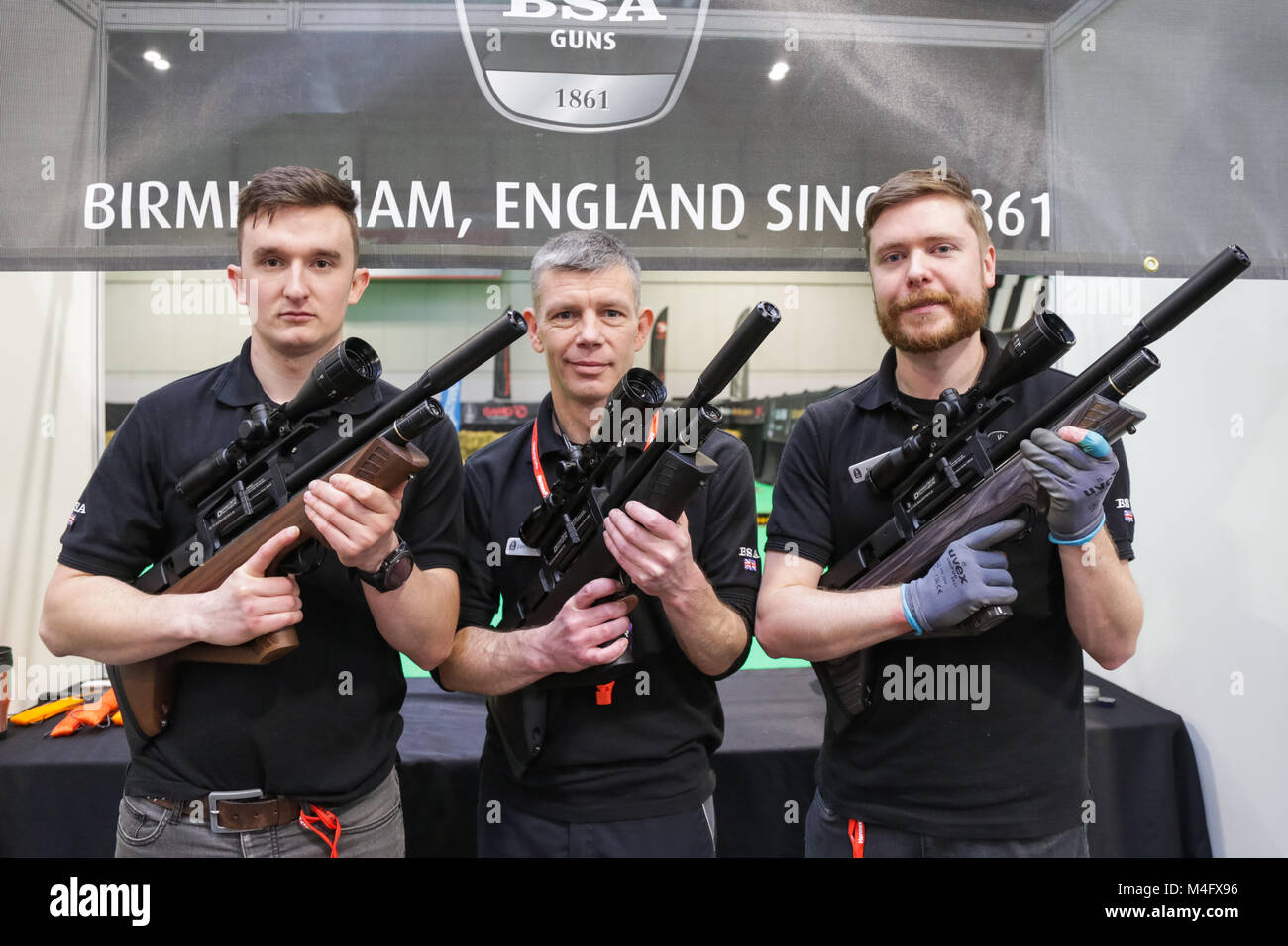 BSA Verkäufer holding Gewehren auf dem Großen Britischen Aufnahmen zeigen Nec 2018 Stockfoto