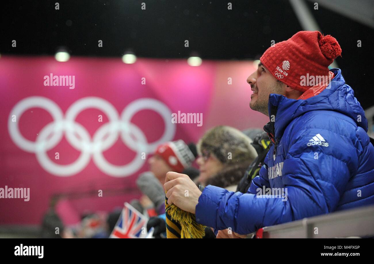 Mens Skelett Bronzemedallist Dom Parsons (GBR) liefert der Spur zu, auf die Mädchen zu erfreuen. Frauen Skelett. Alpensia cemtre schieben. Pyeongchang 2018 Winter Olympics. Alpensia. Republik Korea. Credit: Sport in Bildern/Alamy leben Nachrichten Stockfoto