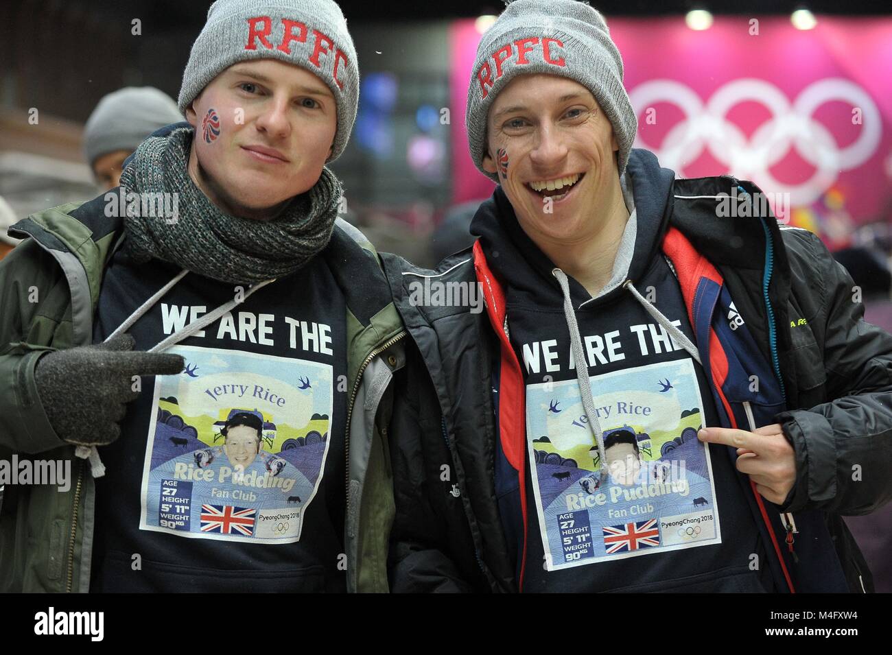 Jerry Rice (GBR) Fans mit ihren Milchreis Fan Club t-shirts. Frauen Skelett. Alpensia cemtre schieben. Pyeongchang 2018 Winter Olympics. Alpensia. Republik Korea. Credit: Sport in Bildern/Alamy leben Nachrichten Stockfoto