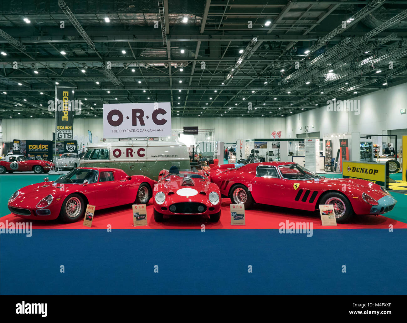 London, Großbritannien. 15. Februar, 2018. Alte Racing Car Company Standfuß mit 1960er Ferrari Rennwagen im historischen Motorsport Internationale Sektion bei Excel London UK Credit: Martyn Goddard/Alamy leben Nachrichten Stockfoto